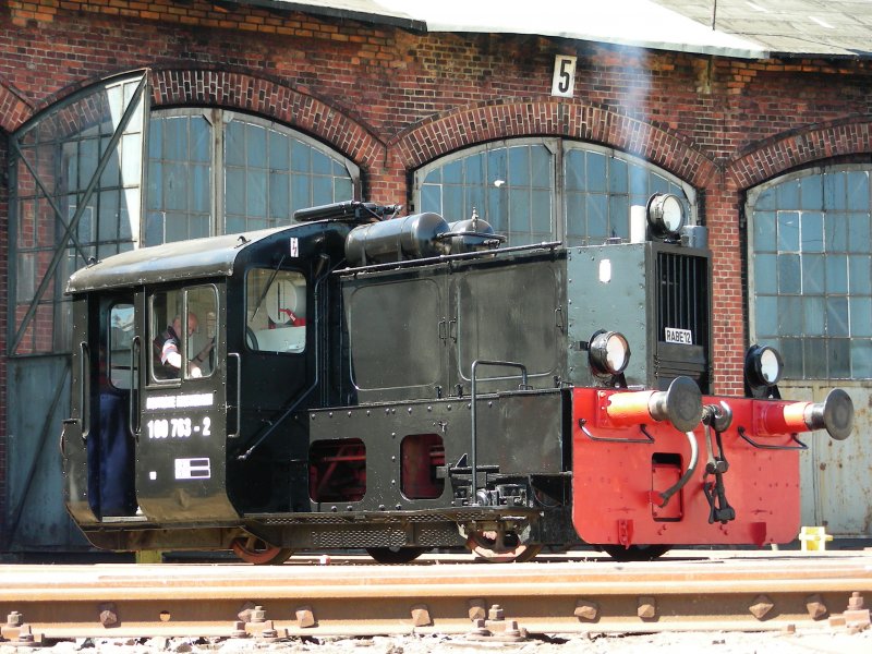 Rabe 12 (100 763) luft sich warm im ehem. Bw Neustrelitz zu Fahrten im ehem. RAW Neustrelitz heute Werk der OMB beim
Tag der offenen Tr am 04.05.07
