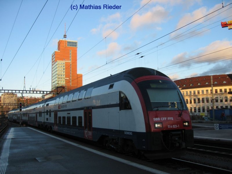 RABe 514 023-1 verstrkt in Winterthur die Ankommende S 7 nach Rapperswil, am 3.12.07