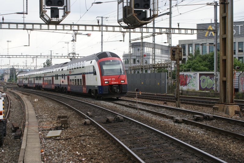 RABe 514 027-2 nhert sich am 14.7.08 als S 7 dem Bahnhof Zrich Oerlikon.