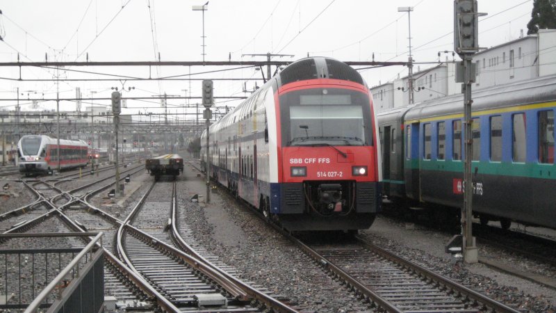 RABe 514-027 steht abgestellt in Rapperswil. Links sieht man einen SOB Flirt.
