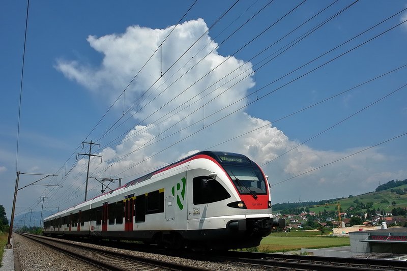 RABe 521 003-4. Da musste ich mich schon fast hinlegen, um die imposante Riesenwolke ganz mit ins Bild zu bekommen. Kurz vor dem Bhf. Frick (Aargau) am 4.6.2007.