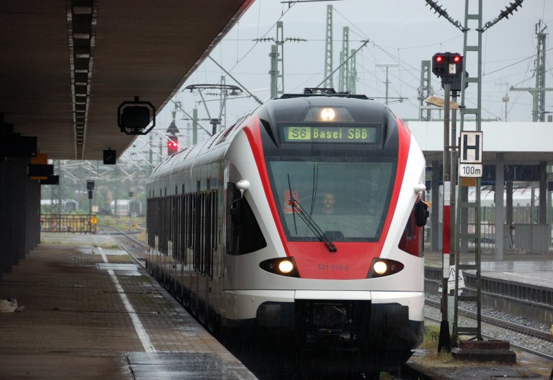 RABe 521 019-0 wartet nach heftigem Regenschauer auf Fahrgste nach Basel-SBB. Aufgenommen am 12. August 2008 in Basel-Bad.