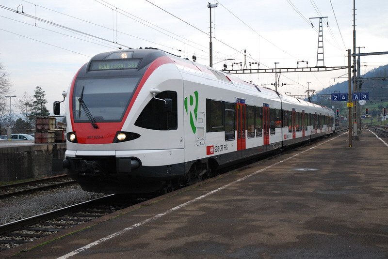 RABe 521 022-4. Kaum hatte ich die blaue Lok, mit der nicht zu bersehenden Zahl  300 000  drauf, im Kasten, kam schon meine S1 nach Basel. Prima, da es ein neuer Triebzug der SBB war, mit dem ich vorher noch nie fuhr. Die 30 min. Fahrt war sehr angenehm. Bhf. Stein-Sckingen (Aargau) am 11.12.2006