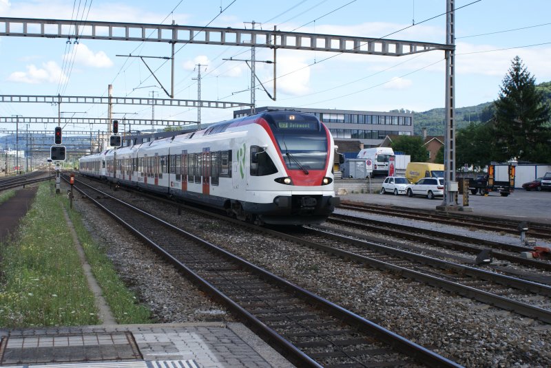 RABe 521 022-4 und RABe 521 025-7 fahren am 21.7.08 als S 3 in Muttenz ein.