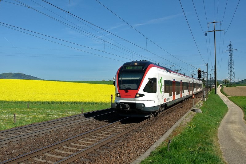 RABe 521 025-7. Ob die Fahrgste auf ihrer Fahrt nach Basel auch die vielen leuchtenden Rapsfelder bewundern ? Bei Mhlin im Aargau am 17.4.2007.