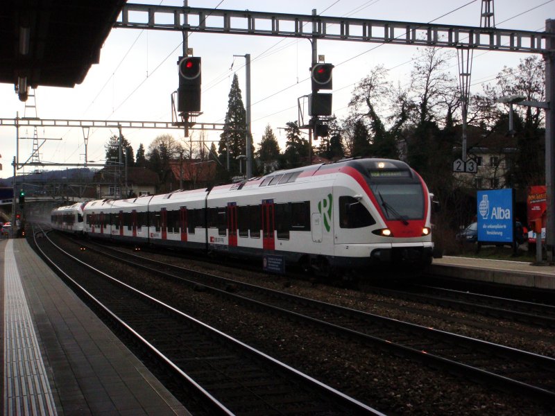 RABe 521-Doppeltraktion bei der Einfahrt in Liestal am 15.01.2008. Die hintere Komposition kam ziemlich  angeraucht ...