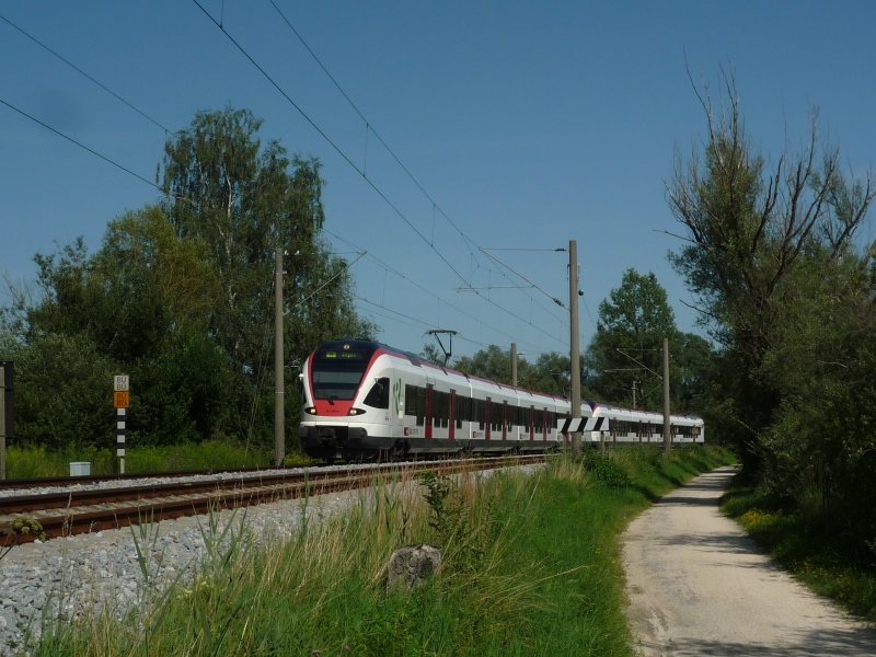 RABe 521 der Regio S-Bahn Basel zusammen mit einem RABe 526  Seehas  als SBB 79850 Konstanz - Engen zwischen Markelfingen und Radolfzell. 21.07.09