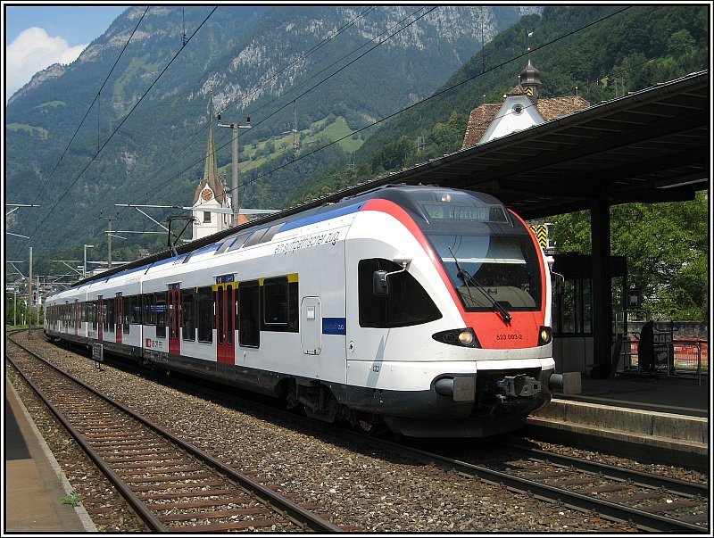 RABe 523 003 steht am 18.07.2007 als S2 nach Erstfeld im Bahnhof von Flelen.