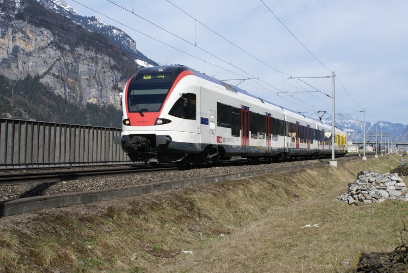 RABe 523 007-3 der Zuger Stadtbahn nhert sich als S 2 am 14.3.09 ihrer Endhaltestelle Erstfeld.