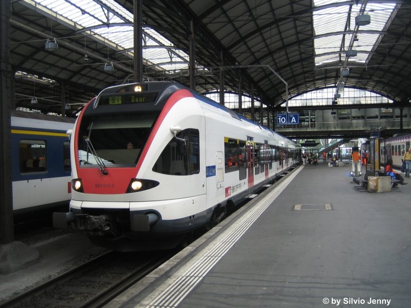 RABe 523 012-3 am 13.8.08 in Luzern. Die S1 wird im 15Min Takt von Baar bis Ebikon betrieben. Alle 30 Minuten fhrt die S1 nach Luzern. Ein 15Min Takt bis Luzern, ist aufgrund des Einspurabschnittes zwischen Ebikon und Luzern nicht mglich.