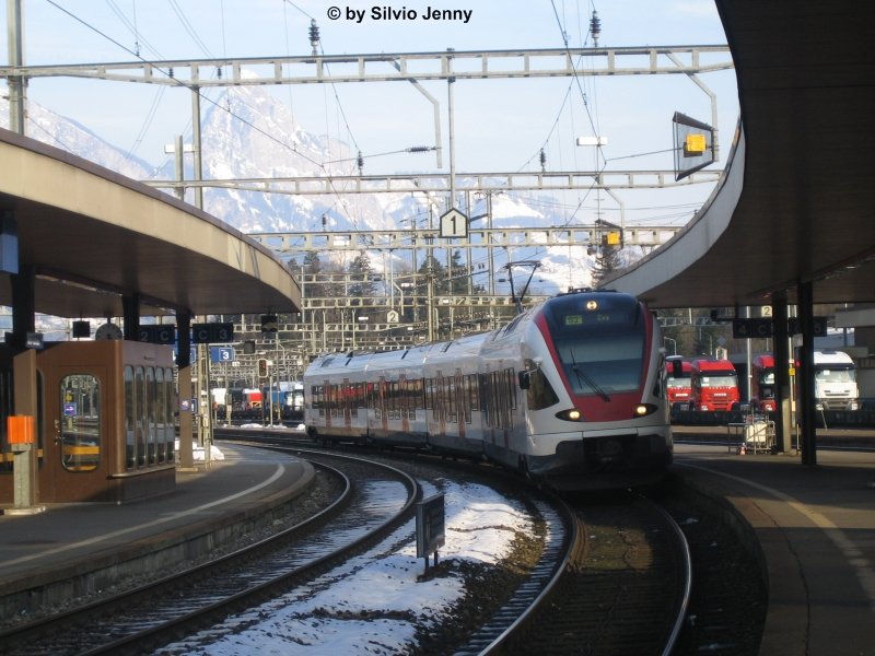 RABe 523 012-3 am 9.3.08 in Arth-Goldau. Irgendwie gefllt mir der Flirt in dieser Perspektive, die dank Zoom mglich ist.