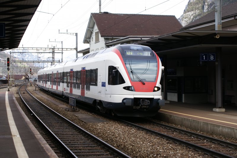 RABe 523 der Zuger Stadtbahn steht am 28.3.09 im Bahnhof von Erstfeld.