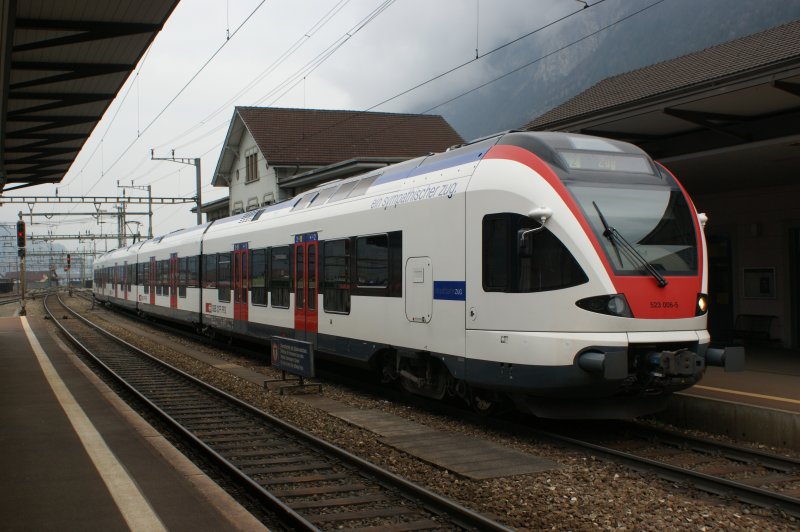 RABe 523006-5 als S nach Zug steht am 31.03.2009 abfahrbereit in Erstfeld.