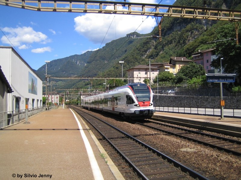 RABe 524 005-6 erreicht mit seiner S1 nach Chiasso am 3.8.07 die idyllische Station Capolago-Riva S. Vitale.
