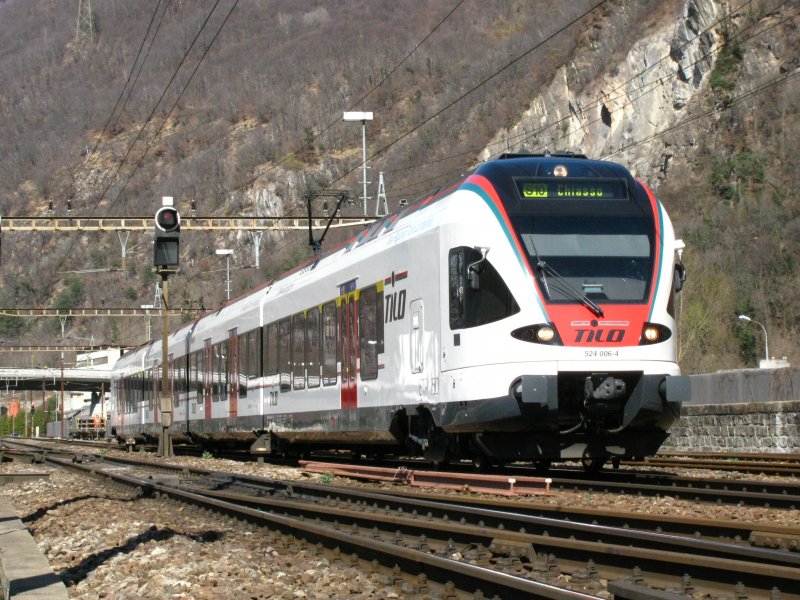 RABe 524 006 als S 10 Biasca-Chiasso bei Castione am 13.03.2009