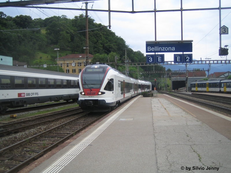 RABe 524 007-2 erreicht am 17.6.09 als S1 nach Biasca den Bhf. Bellinzona.