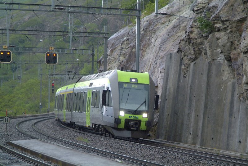 RABe 525 bei der Einfahrt in Lalden bei strmenden Regen und Sturm.
08.05.09