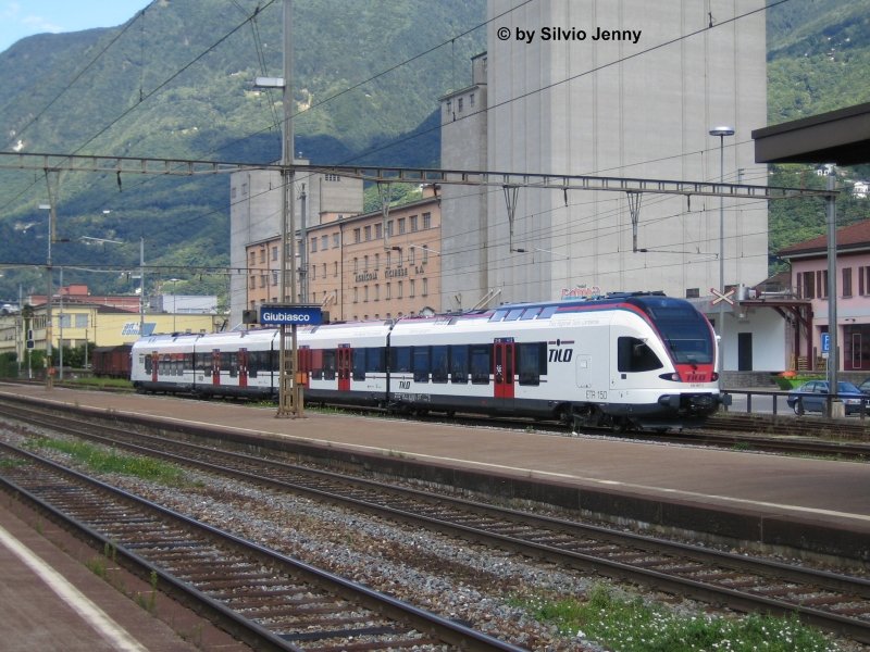 RABe 526 007-2 auf Instruktionsfahrt in Giubiasco am 3.8.07. Da die Flirt noch nicht lange im Tessin unterwegs sind. Finden oft solche Instruktionsfahren statt. Auch im normalen Betrieb sind die FLirts immer zweimnnig besetzt, damit die Tesisner Lokfhrer die ntigen Flirt-Kentnisse erlernen knnen.