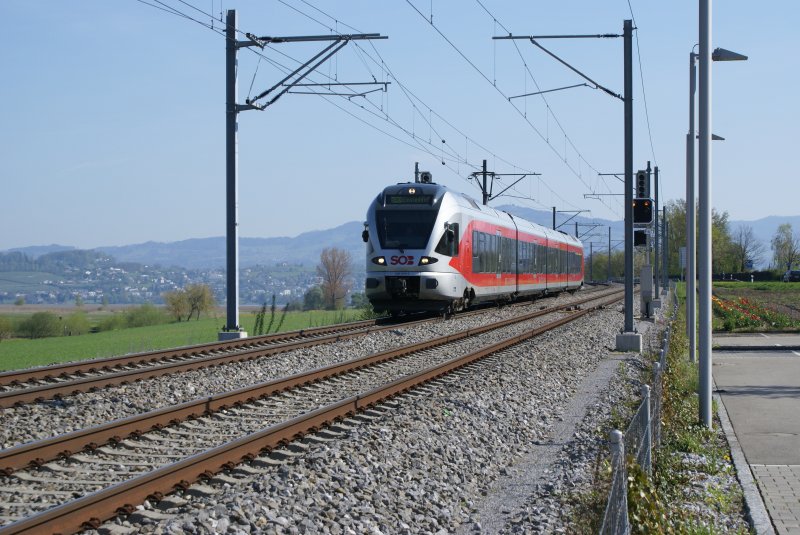RABe 526 044-3 befindet sich am 27.4.08 zwischen Rapperswil und Pfffikon auf der Fahrt Richtung Einsiedeln.