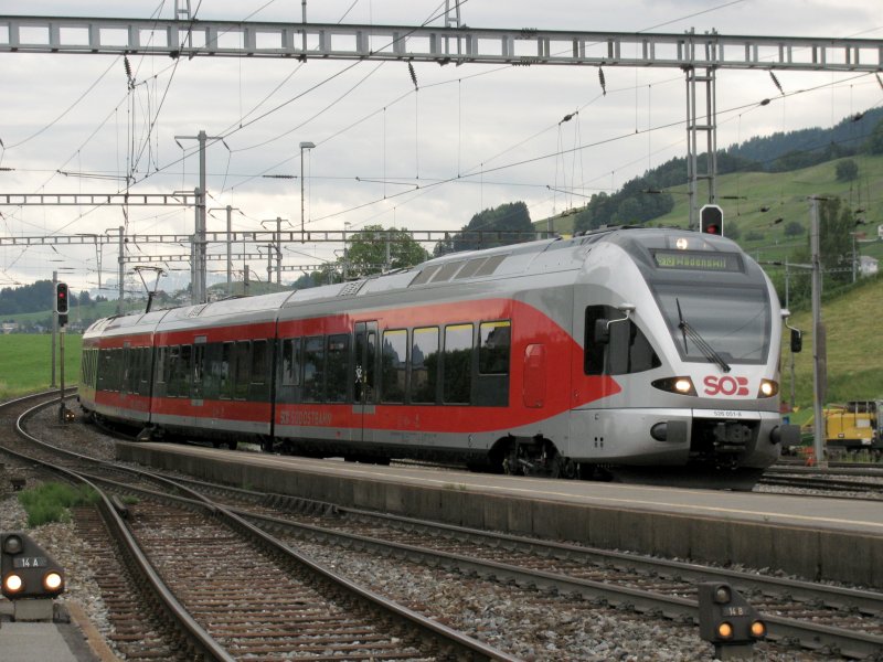RABe 526 051 bei der Einfahrt in Samstagern als S 13 nach Wdenswil am 14.06.2009