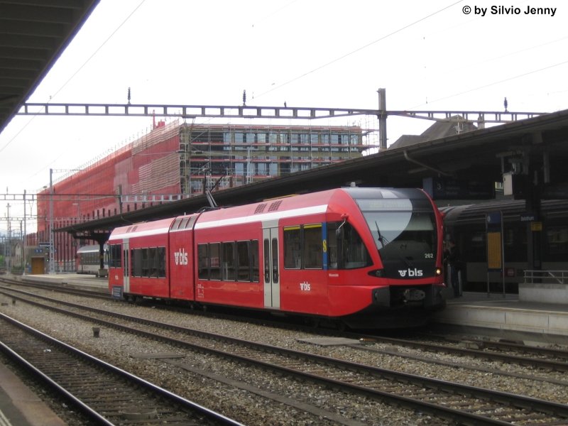 RABe 526 262-1 ''Weissenstein'' am 26.4.09 in Solothurn als Regio 5225 nach Sonceboz-Sombeval, d.h. er reist in seine ''Heimat'', und wird den Weissenstein durchqueren