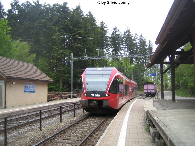 RABe 526 264-7  Napf  als Regio 5257 nach Sonceboz-Sombeval am 26.4.09 in Oberdorf SO