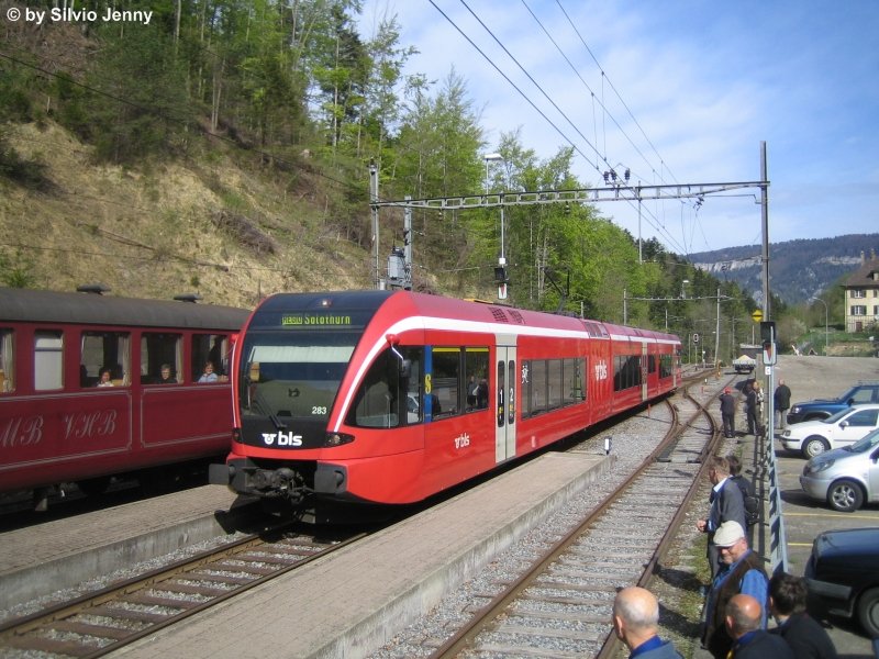 RABe 526 283-7 am 26.4.09 in Gnsbrunnen als Regio 5222 kurz bevor er in den Weissensteintunnel fahren wird. Dahinter befindet sich der Extrazug der SVEA-Delegierten.