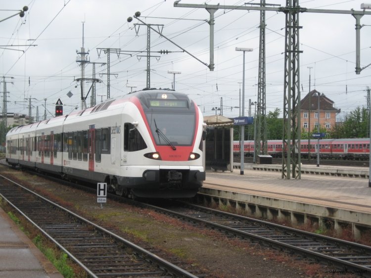 RABe 526 657-2 wird auftgrund einer ICE-Taufe auf Gleis 2 umgeleitet, Singen (Htw)
