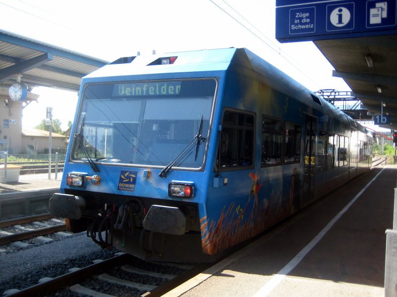 RABe 526 685-3 (?) steht mit ihrer R zur Abfahrt nach Weinfelden bereit. Normalerweise wird dieser Kurs von moderneren 526ern gefahren, zudem trgt er eine  Ostwind  Aufschrift. 6. August - Schweizer Bahnhof Konstanz.
