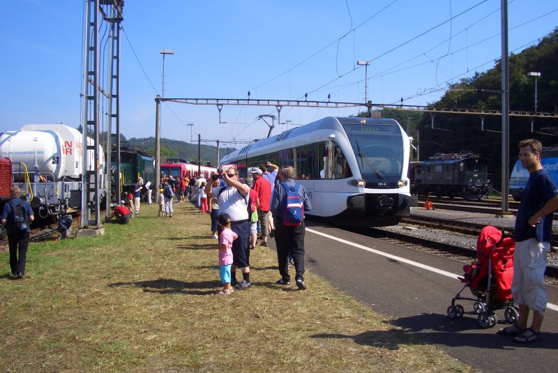 RABe 526 731-5 fhrt im reich bevlkerten Bahnhof Koblenz zum Jubi Turgi-Waldshut-Koblenz ein. 23.08.09.