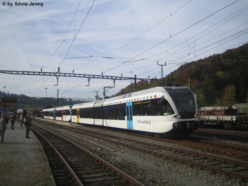 RABe 526 745-5 ''Stein am Rhein'' + 526 763-8 verlassen am 12.10.08 Bauma mit einer erheblichen Versptung, die durch das langsame Seetalkrokodil verursacht wurde.