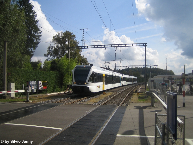 RABe 526 745-5 ''Stein am Rhein'' und 526 759-6 erreichen am 20.9.09 den Henggart als S33 nach Schaffhausen. Frher hielten die Zge auf dem Bahnbergang. Im Jahre 2006 wurde der Bahnhof Henggart dann vollstndig umgebaut, und die Perrons wurden in Richtung Andelfingen gebaut. So halten die Zge nicht mehr auf dem Bahnbergang.