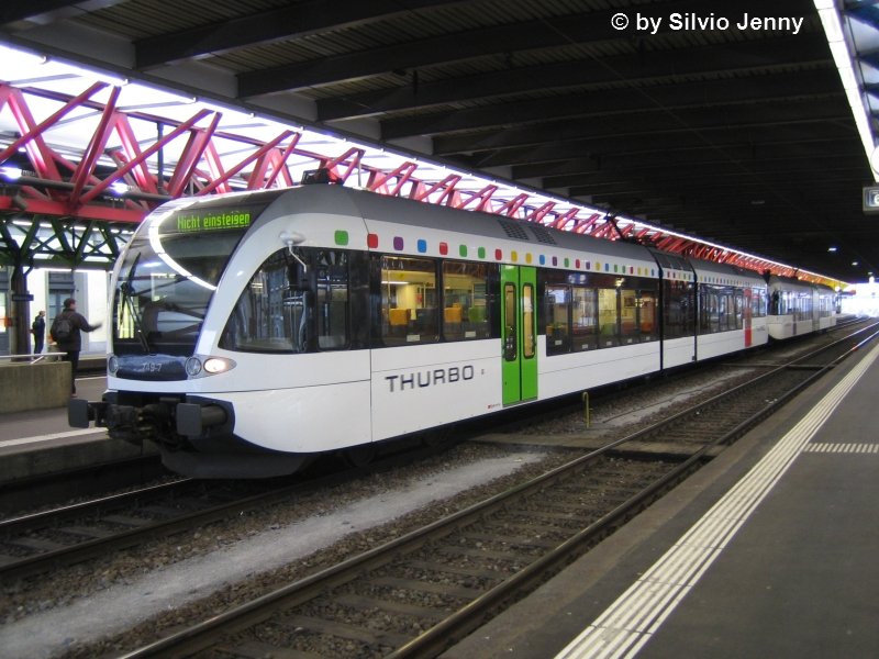 RABe 526 749 und 706 ''Simone Niggli-Luder'' am 26.12.06 im Bhf. Winterthur.