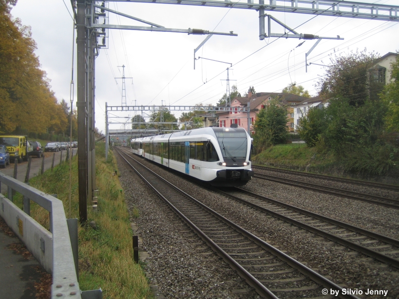 RABe 526 760-4 und 526 719-0 am 10.10.09 unterwegs auf der S35 nach Wil kurz vor Winterthur Grze.