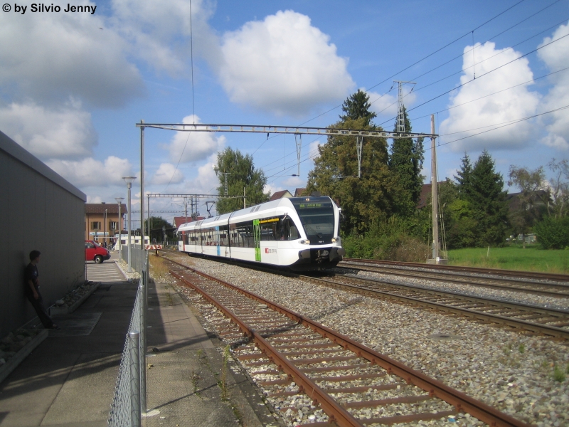 RABe 526 766-1 verlsst am 20.9.09 Henggart als S33 nach Winterthur.