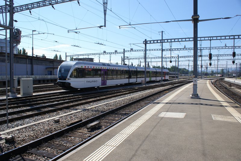 RABe 526 769-5 fhrt am 5.7.08 in den Bahnhof Romanshorn ein.