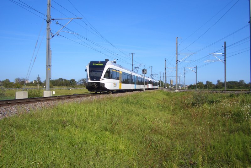 RABe 526 775-2 und 7xx-x machen sind als S8 auf dem Weg Richtung Schaffhausen.