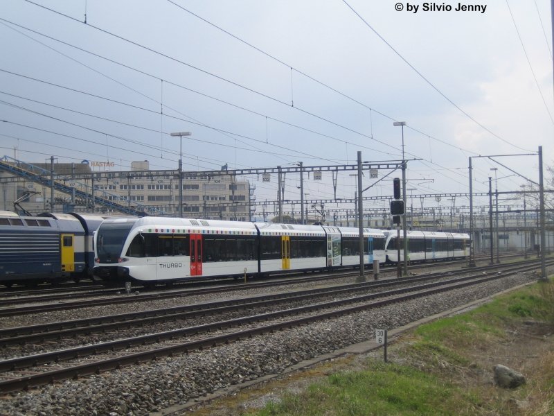 RABe 526 780-2 ''Bussnang'' und 526 761-2 verlassen am 12.4.08 die UA Oberwinterthur in Richtung Winterthur. Der GTW 780 war der letzte GTW fr die Thurbo, er erhielt danach den Namen und ''Kraftwrfeli''-Werbung seines Geburtsorts.