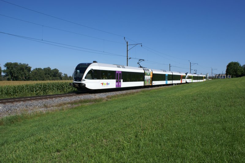 RABe 526 784-4 und RABe 526 729-9 fahren am 30.8.09 von Tgerwilen Richtung Triboltingen.

