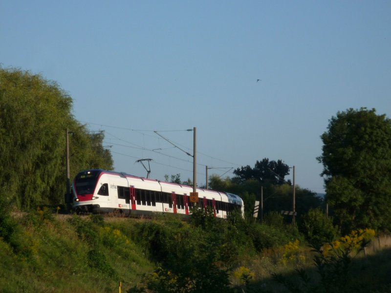 RABe 526 als SBB 79856 aus Konstanz nach Engen hat vor kurzem den Hp Singen-Landesgartenschau verlassen. 23.08.09