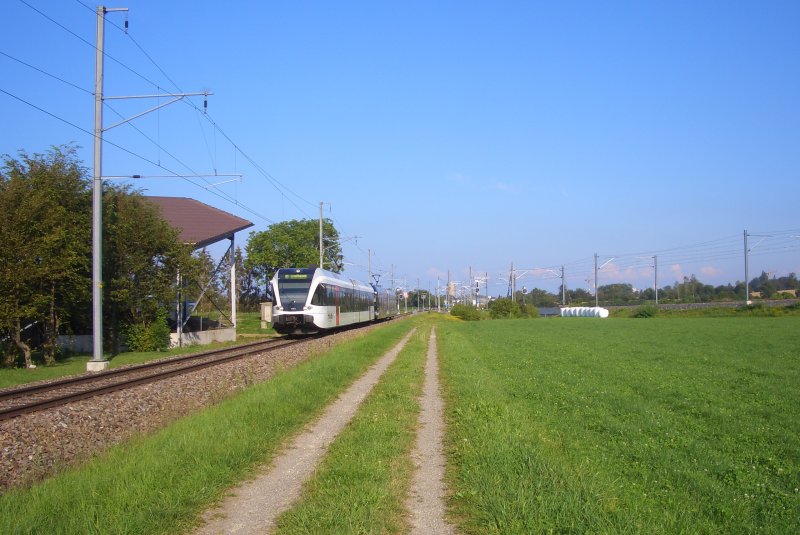 RABe 526 in Doppeltraktion unterwegs als S3. Der zweite GTW wirbt fr das Theater St. Gallen.
Tgerwilen, 06.08.09.