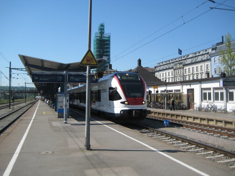 RABe 526 FLIRT steht als  Seehas  zur Abfahrt nach Engen bereit.
Konstanz - 13. Mai 2008