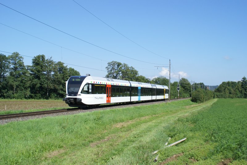 RABe 526 der Thurbo ist am 12. August 2007 unterwegs zwischen Langwiesen und Schlatt auf der Strecke Schaffhausen - Kreuzlingen.