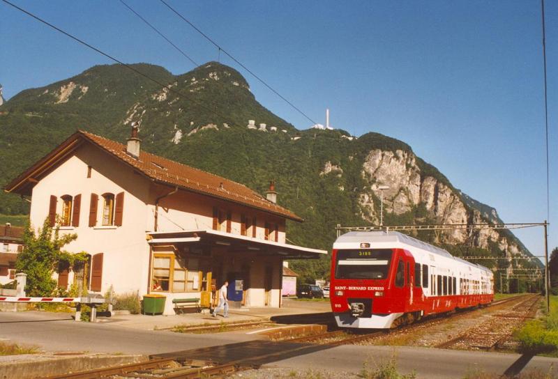 RABe 527 der TMR  Saint-Bernard Express  bei der Station Vouvry auf der SBB-Strecke zwischen 
St-Maurice und St-Gingolph.
