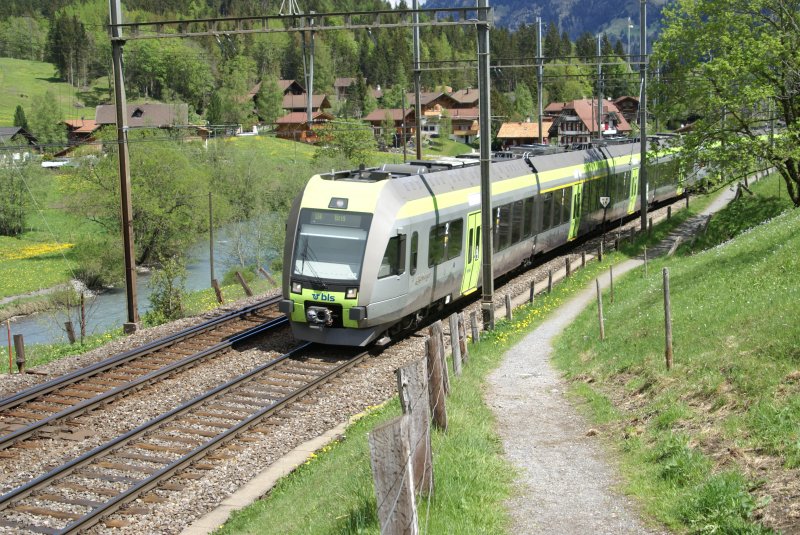RABe 535 112-7 un RABe 535 101-0 fahren am 16.5.09 von Kandersteg Richtung Ltschbergtunnel.