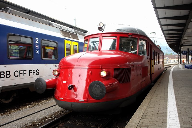 RAe 2/4 1001 Roter Pfeil - Die markante und blitzblanke  Nase  des Roten Pfeil im Bhf. Olten SO. 21.9.2008