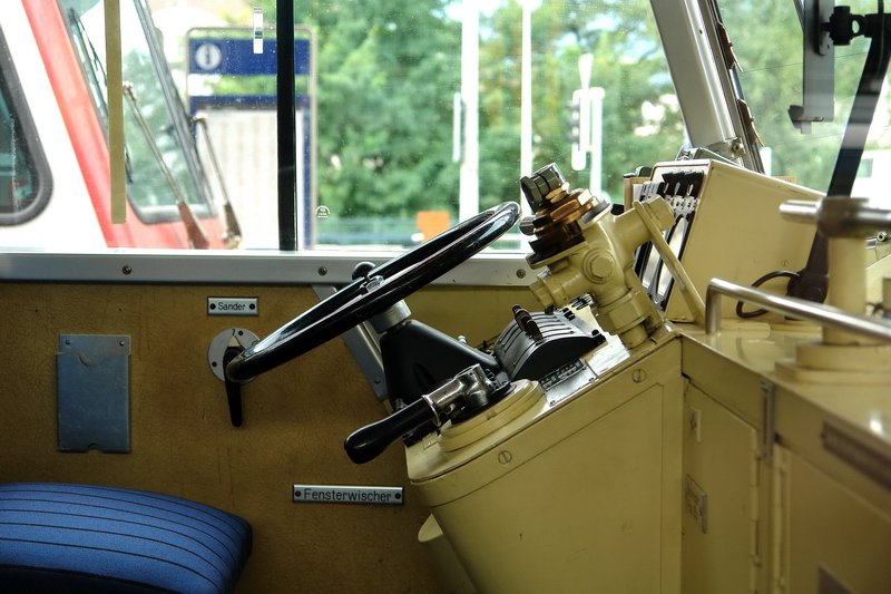 RAe 2/4 1001 Roter Pfeil - Ein grosses  Lenkrad  um besser um die Kurven zu kommen ? Detail des Fhrerstands vom 1952 gebauten Roten Pfeil. 21.9.2008