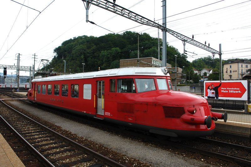 RAe 2/4 1001 Roter Pfeil - Nur noch zwei fahrbereite Rote Pfeile gibt es in der Schweiz. Die Nr. 1007 wird von der Oensingen-Balsthal-Bahn betrieben. Dieses Schmuckstck hier von der SBB Historic, macht heute eine 3-Seen-Sonderfahrt. Bhf. Olten SO am 21.9.2008. 