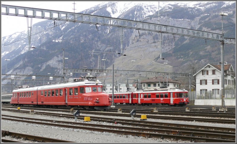 RAe 4/8 1021 und Be 4/4 513 sind beide rot, aber fahren auf unterschiedlicher Spurweite und liegen auch im Alter einiges auseinander. Treffen in Chur (09.04.2008)
