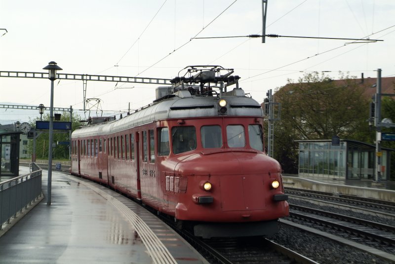 RAe 506 605 mit dem bernamen Churchill bei der durchfahrt in Kerzers.
02.05.2009